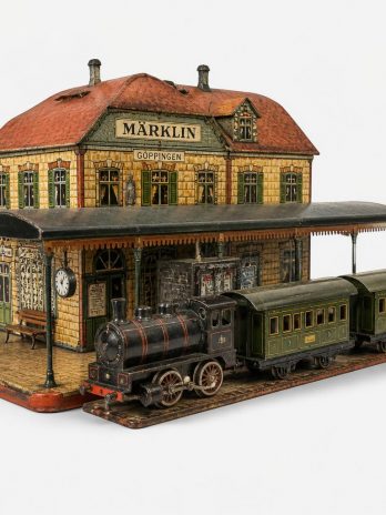 Marklin Tinplate Passenger Station Clockwork Set